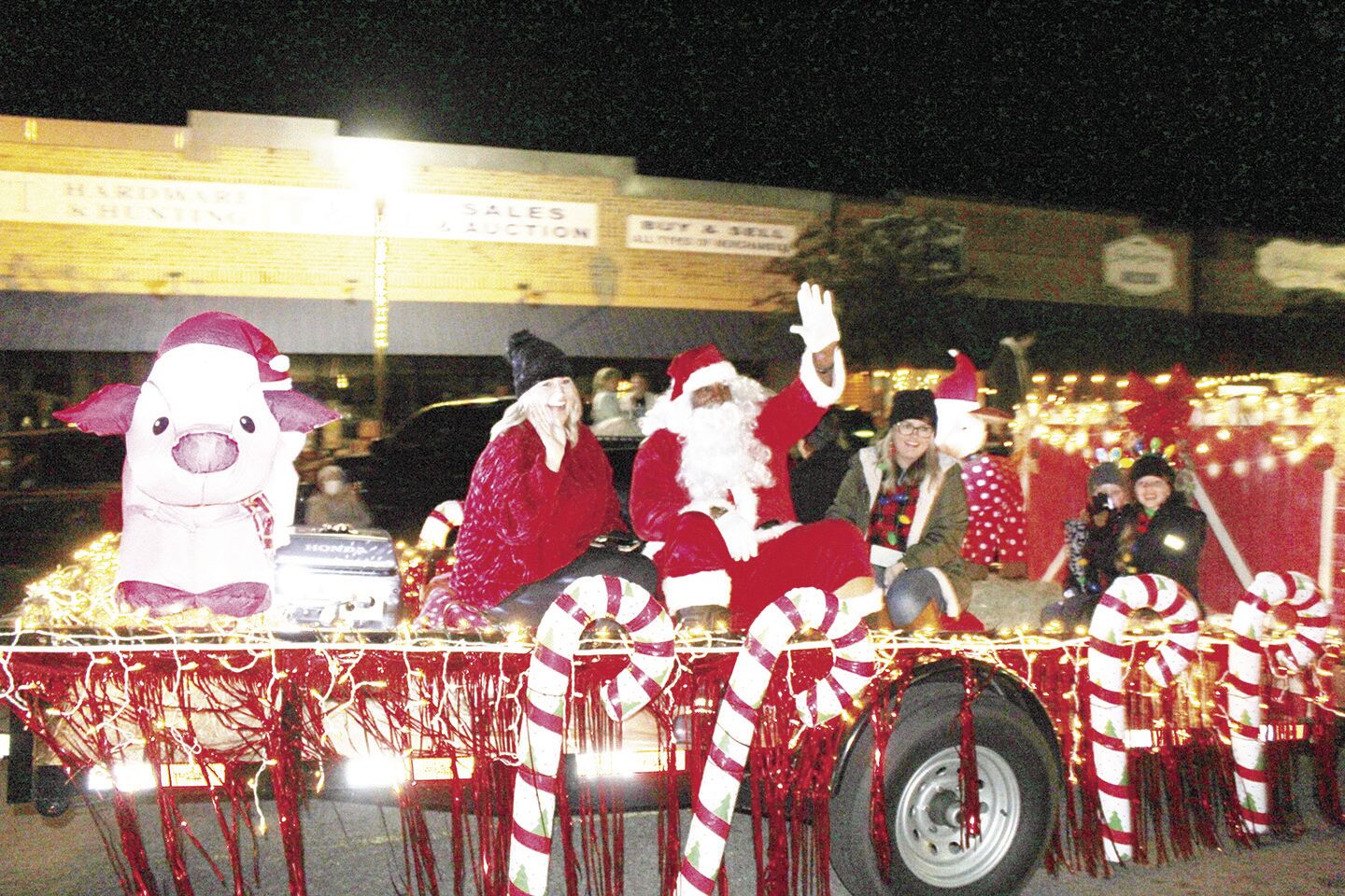 Okefenokee Chamber brings Christmas to Main Street